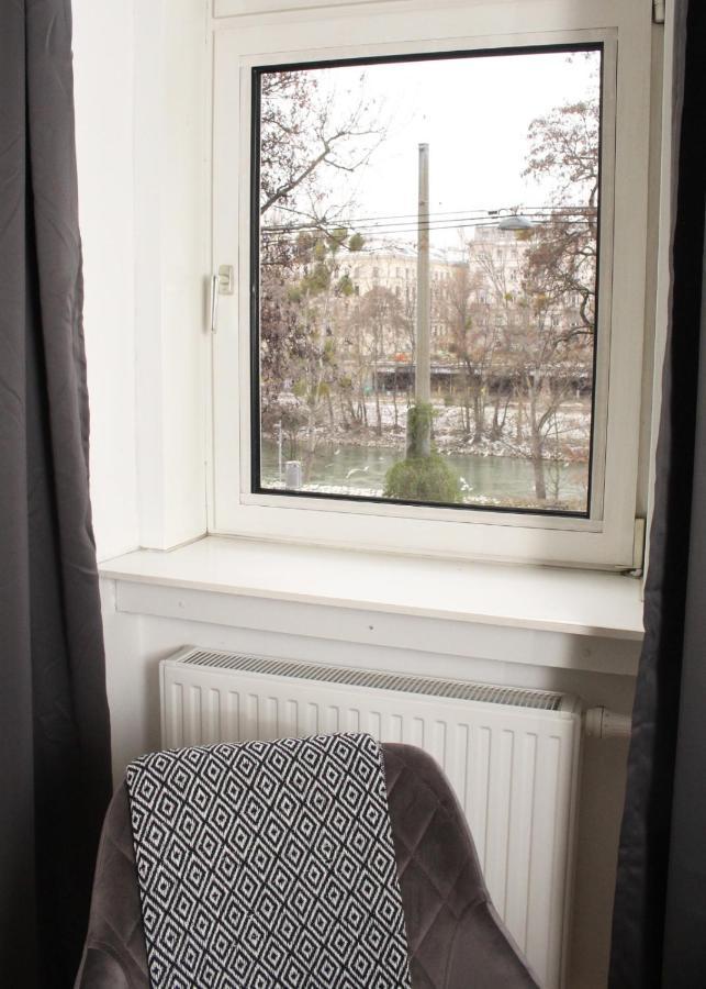 Orestaliving - On The Danube Canal Friedensbruecke Apartament